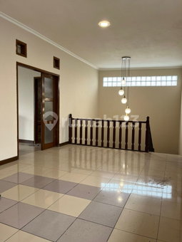 House for rent in Jakarta, Indonesia · Menteng · 5 rooms, 4 baths