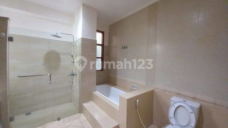 House for rent in Tangerang, Indonesia · Sukasari · 5 rooms, 4 baths