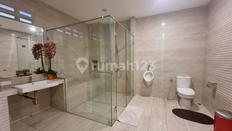 House for rent in Jakarta, Indonesia · Menteng · 7 rooms, 4 baths