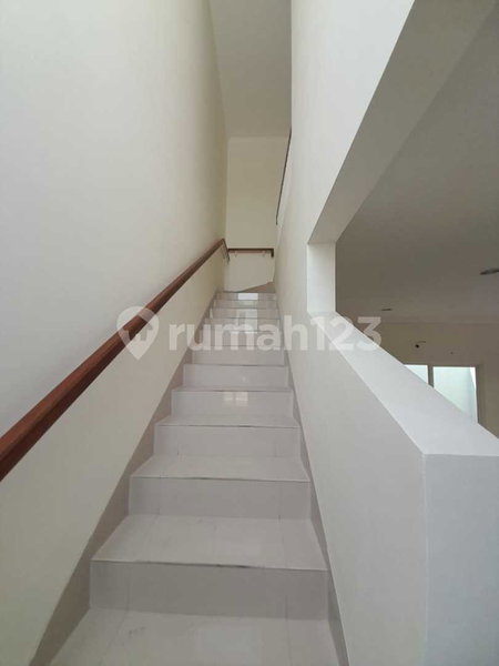 House for rent in Surabaya, Indonesia · 3 rooms, 2 baths
