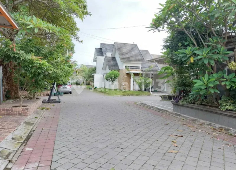House for rent in Surabaya, Indonesia · 5 rooms, 3 baths