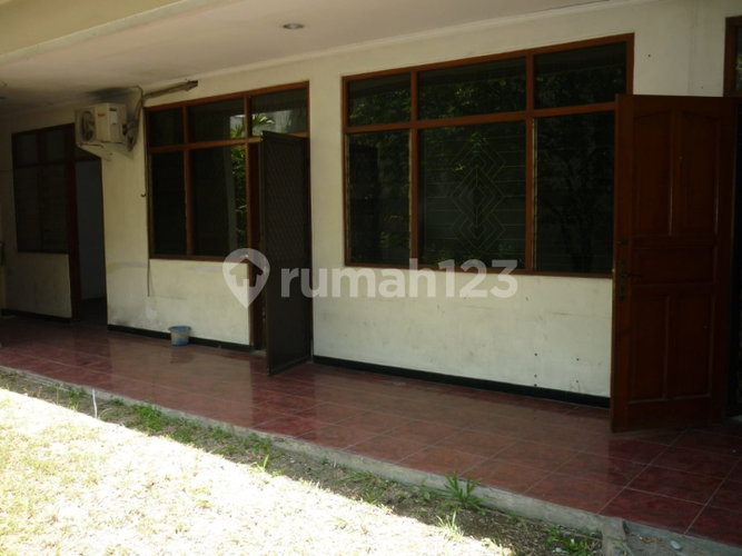 House for rent in Surabaya, Indonesia · 5 rooms, 2 baths