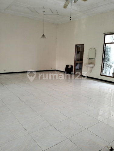 House for rent in Surabaya, Indonesia · 5 rooms, 2 baths
