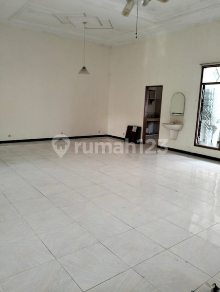 House for rent in Surabaya, Indonesia · 5 rooms, 2 baths