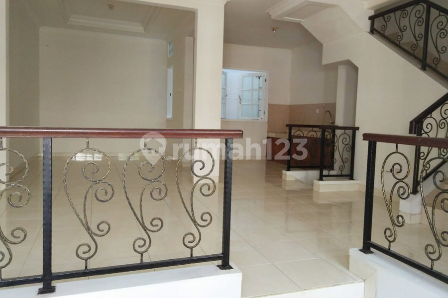 House for rent in West Jakarta, Indonesia · Cengkareng · 5 rooms, 4 baths