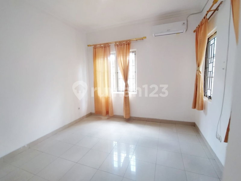 House for rent in West Jakarta, Indonesia · Cengkareng · 5 rooms, 4 baths