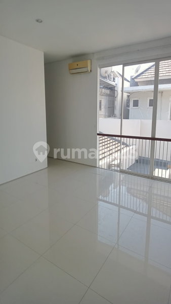 House for rent in Surabaya, Indonesia · 4 rooms, 4 baths