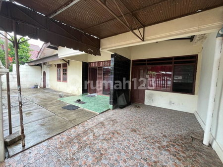 House for rent in Surabaya, Indonesia · 3 rooms, 1 bath