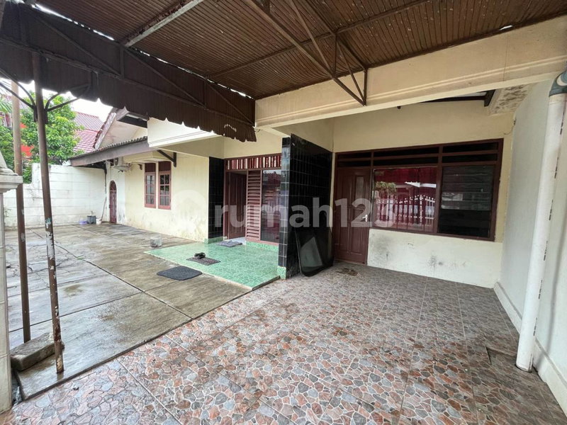 House for rent in Surabaya, Indonesia · 3 rooms, 1 bath