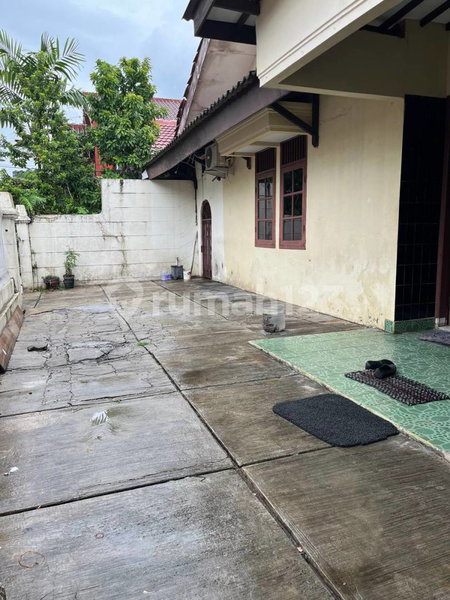 House for rent in Surabaya, Indonesia · 3 rooms, 1 bath