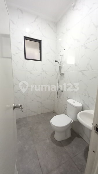 House for rent in Tangerang, Indonesia · Riding · 4 rooms, 3 baths