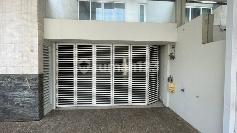 House for rent in West Jakarta, Indonesia · Cengkareng · 5 rooms, 4 baths