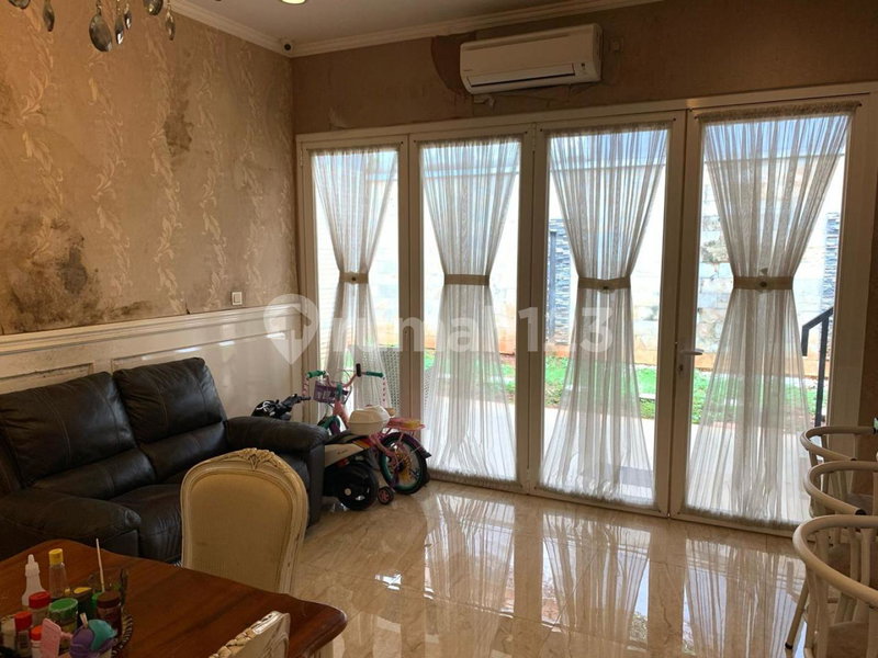 House for rent in Semarang, Indonesia · Banyumanik · 4 rooms, 4 baths