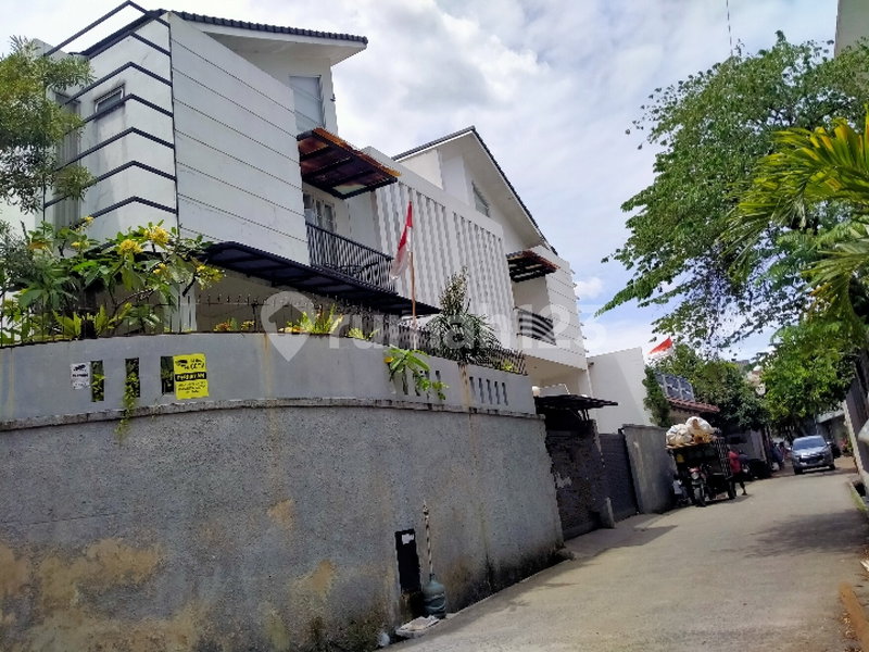 House for rent in South Jakarta, Indonesia · Cilandak · 4 rooms, 3 baths