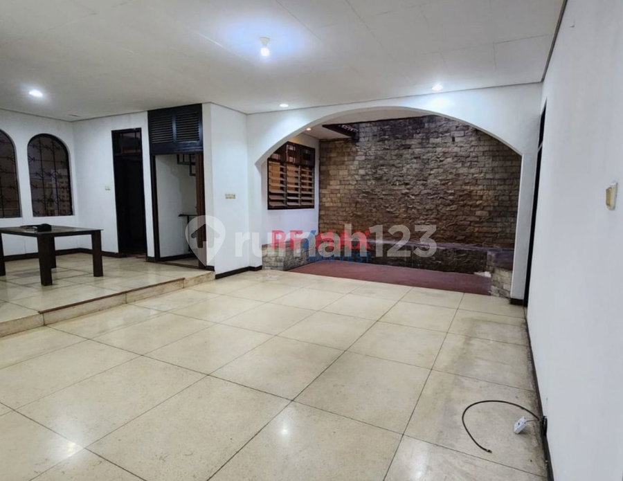 House for rent in West Jakarta, Indonesia · Kebon Jeruk · 4 rooms, 2 baths
