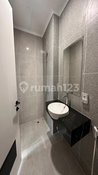 House for rent in Tangerang, Indonesia · Riding · 4 rooms, 3 baths