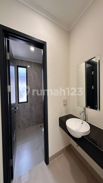 House for rent in Tangerang, Indonesia · Riding · 4 rooms, 3 baths