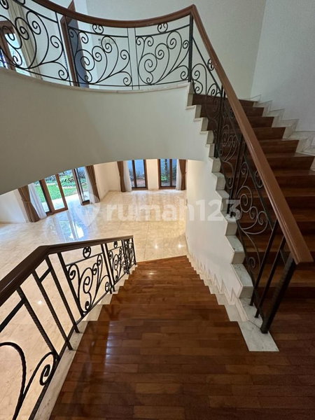 House for rent in South Jakarta, Indonesia · Kebayoran Lama · 5 rooms, 4 baths
