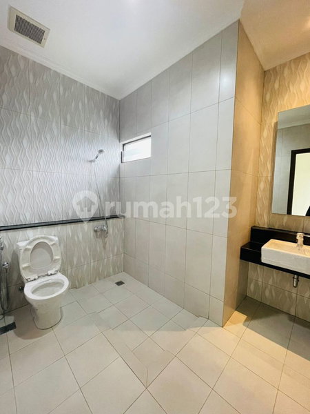 House for rent in Tangerang, Indonesia · Riding · 4 rooms, 3 baths