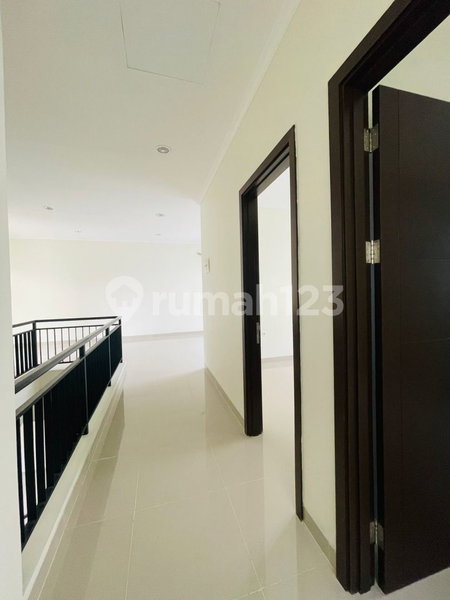 House for rent in Tangerang, Indonesia · Riding · 4 rooms, 3 baths