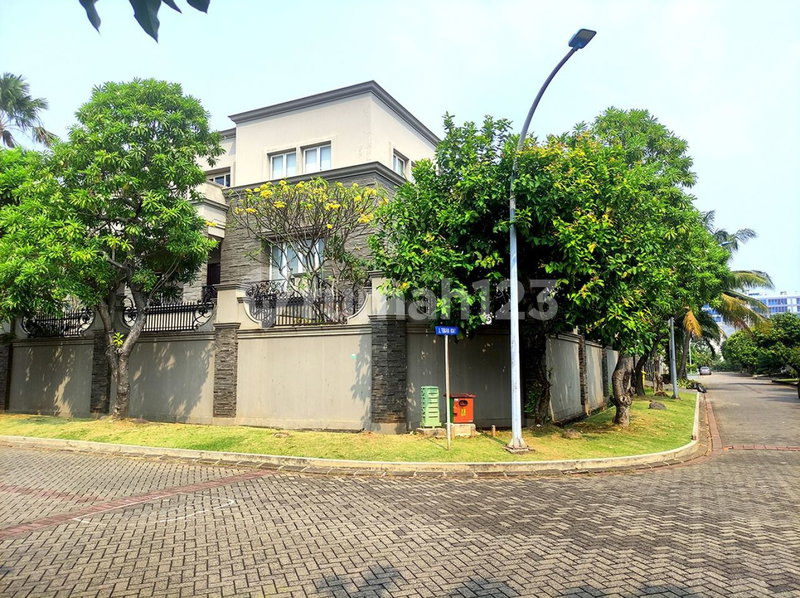 House for rent in North Jakarta, Indonesia · Penjaringan · 7 rooms, 7 baths