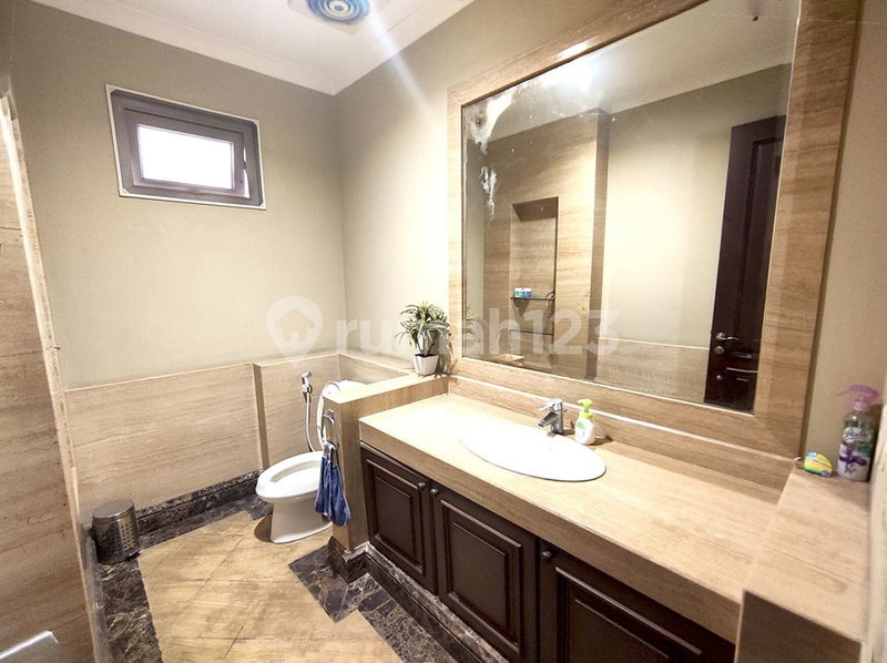 House for rent in North Jakarta, Indonesia · Penjaringan · 7 rooms, 7 baths