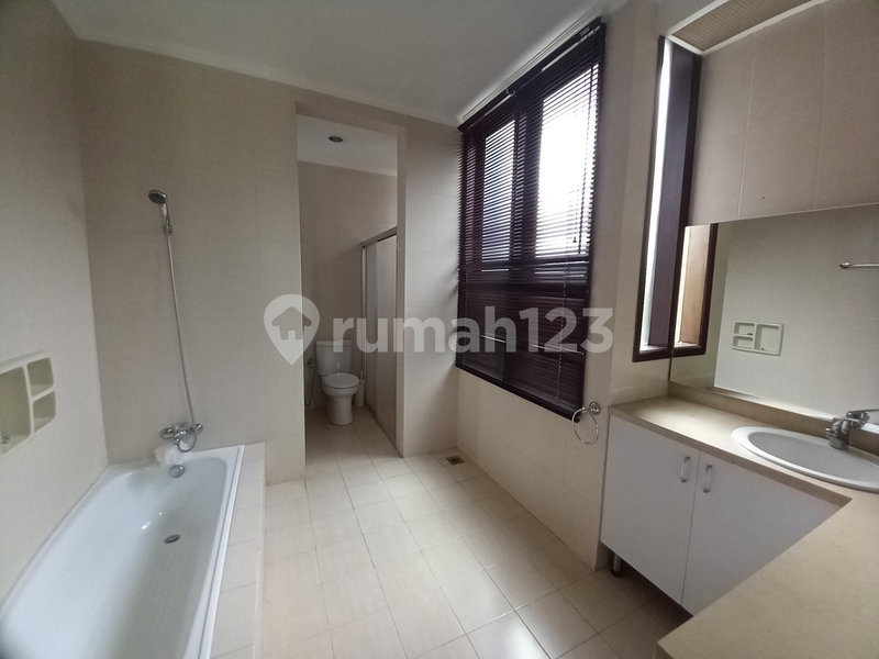 House for rent in South Jakarta, Indonesia · Kebayoran Lama · 5 rooms, 3 baths