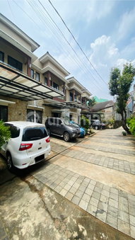 House for rent in Jakarta, Indonesia · Sunday market · 3 rooms, 3 baths