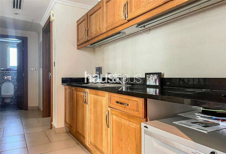 House for rent in Dubai, United Arab Emirates · Regional · 4 rooms, 6 baths