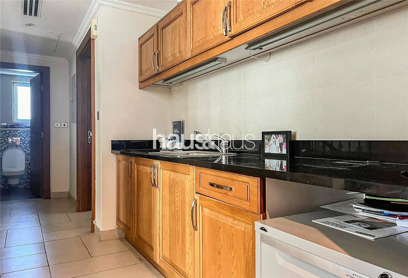 House for rent in Dubai, United Arab Emirates · Regional · 4 rooms, 6 baths