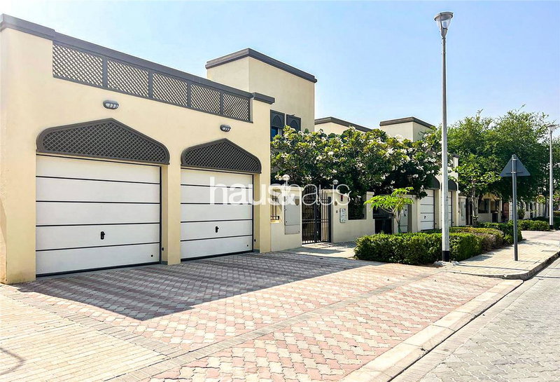 House for rent in Dubai, United Arab Emirates · Regional · 4 rooms, 6 baths