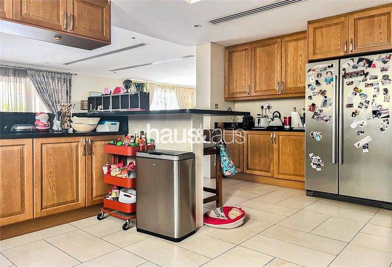 House for rent in Dubai, United Arab Emirates · Regional · 4 rooms, 6 baths