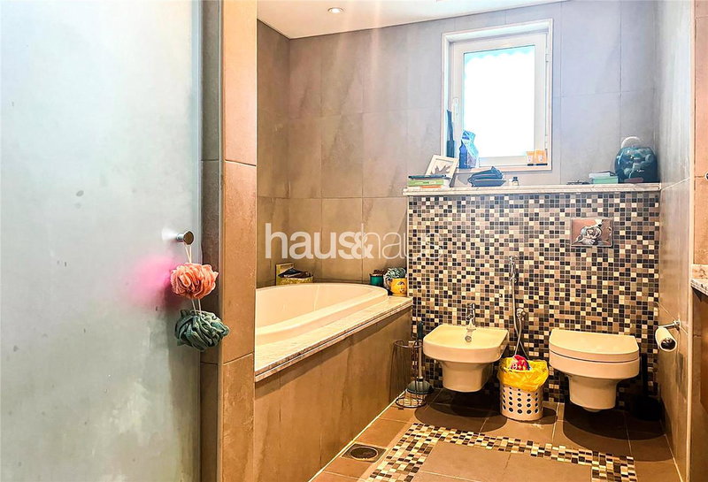 House for rent in Dubai, United Arab Emirates · Regional · 4 rooms, 6 baths
