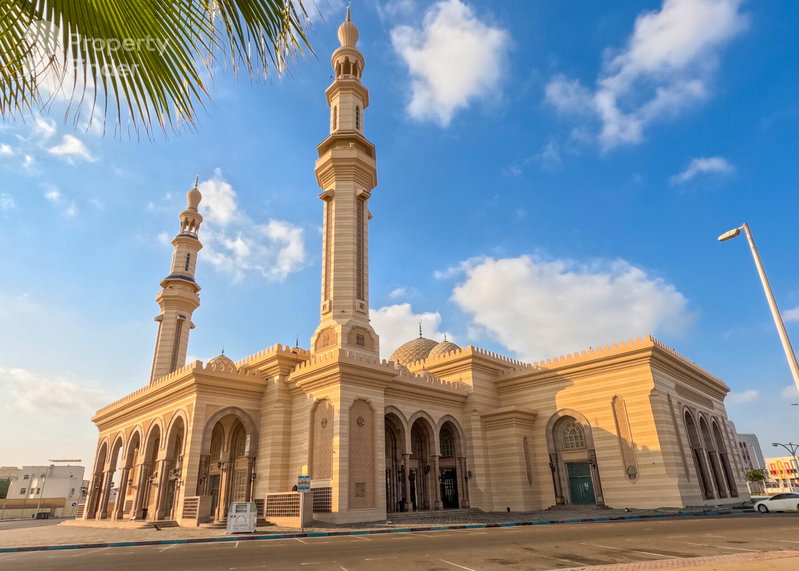 Casa en alquiler en Musaffah, Emiratos Árabes Unidos · Fairmont Villas · 4 habitaciones, 7 baños
