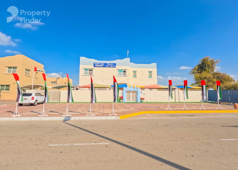 Casa en alquiler en Musaffah, Emiratos Árabes Unidos · Fairmont Villas · 4 habitaciones, 7 baños