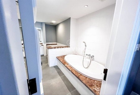 Apartment for rent in Dubai, United Arab Emirates · Golden Mile 4 · 2 rooms, 3 baths