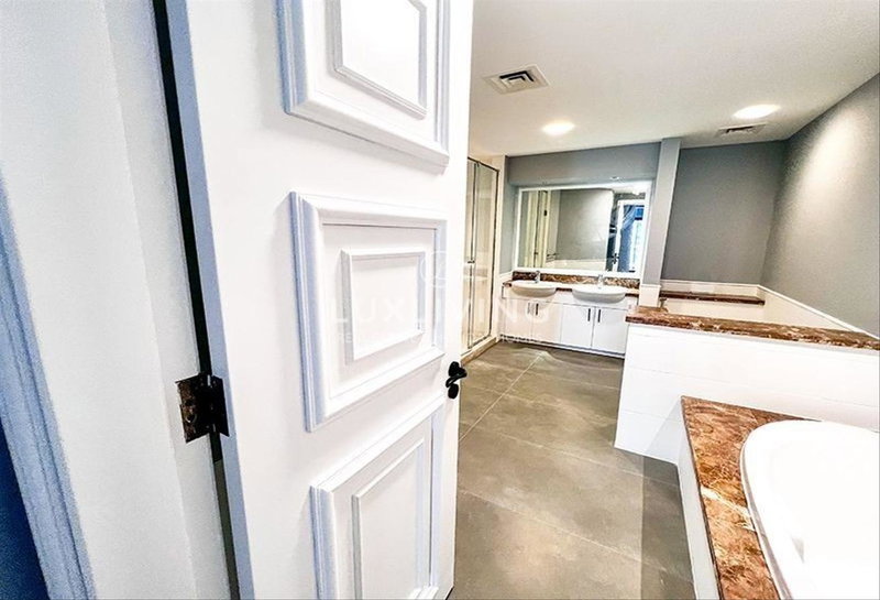 Apartment for rent in Dubai, United Arab Emirates · Golden Mile 4 · 2 rooms, 3 baths