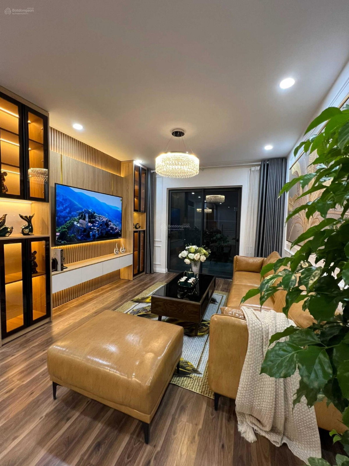 Dolphin Plaza, Vietnam