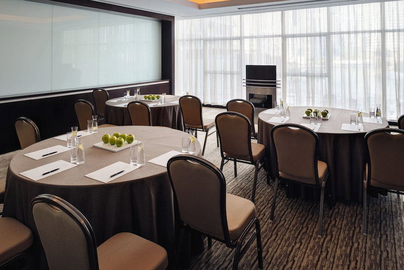 Mövenpick Hotel Jumeirah Lakes Towers, Дубай, ОАЭ