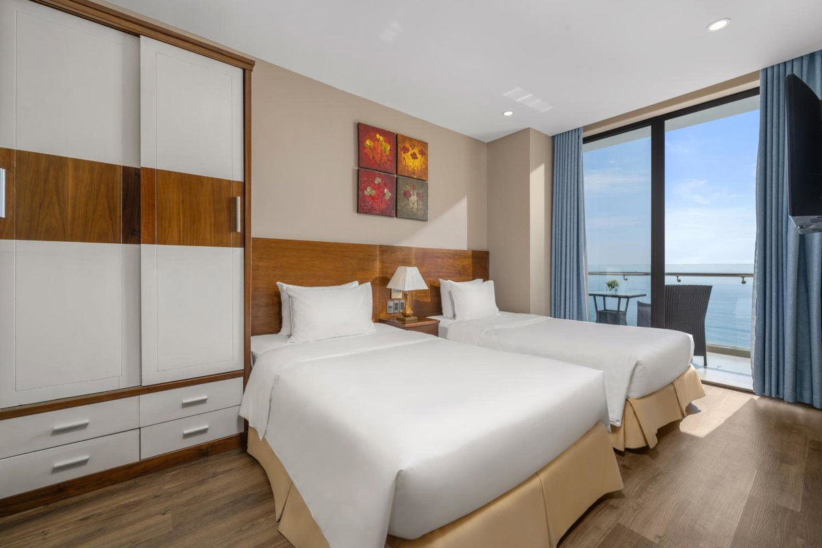 Отель · Yarra Ocean Suites Danang, Дананг