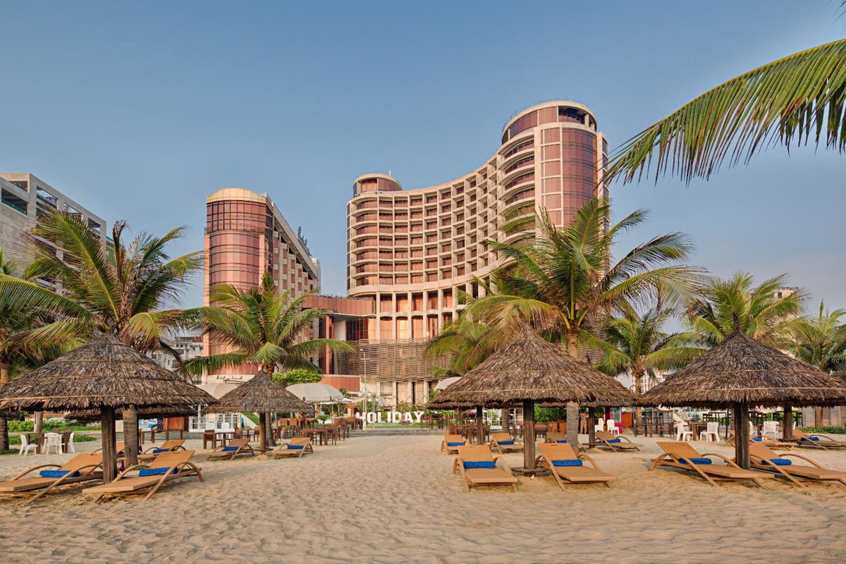 Отель · Holiday Beach Hotel Danang, Дананг