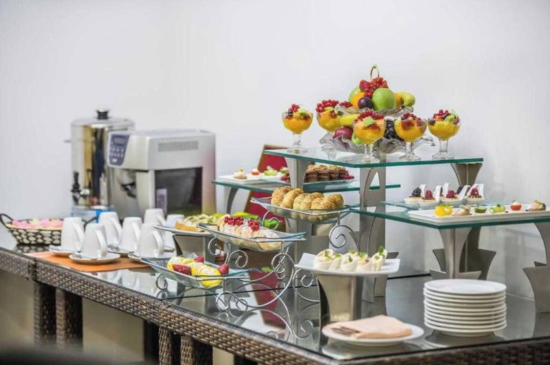 Sunday Hotel Holiday international Dubai, Sharjah, Emiratos Árabes Unidos