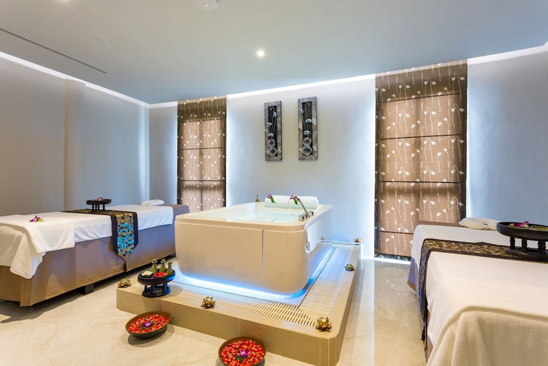 Crest Resort & Pool Villas, คาทุ, ประเทศไทย