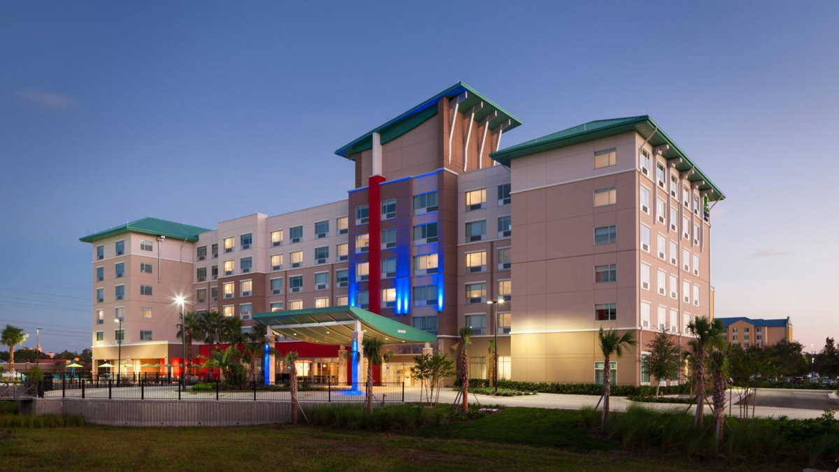 Hotel · Holiday Inn Express & Suites Orlando At SeaWorld by IHG - With Free Shuttle Service to SeaWorld Parks, Oak Ridge