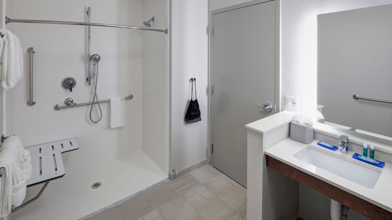 Holiday Inn Express & Suites Orlando At SeaWorld by IHG - With Free Shuttle Service to SeaWorld Parks, Oak Ridge, United States