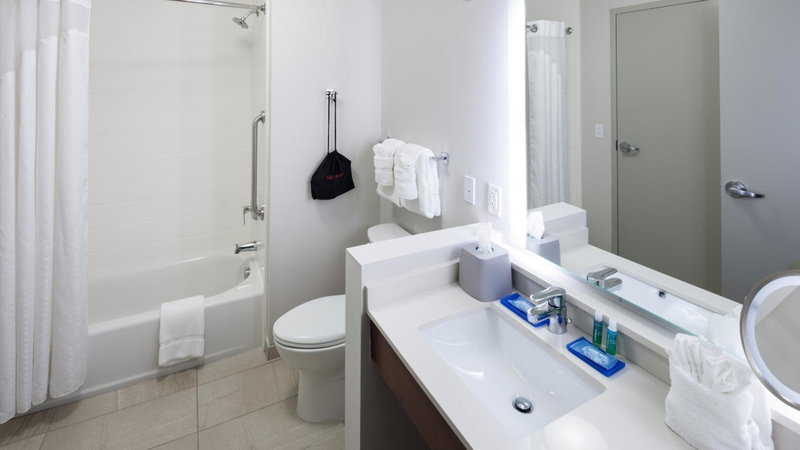 Holiday Inn Express & Suites Orlando At SeaWorld by IHG - With Free Shuttle Service to SeaWorld Parks, Oak Ridge, United States