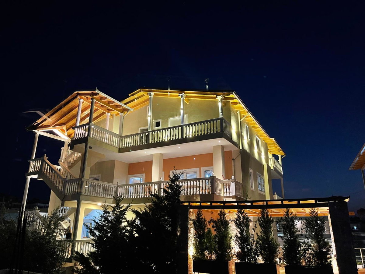 Vila Arial, Albania