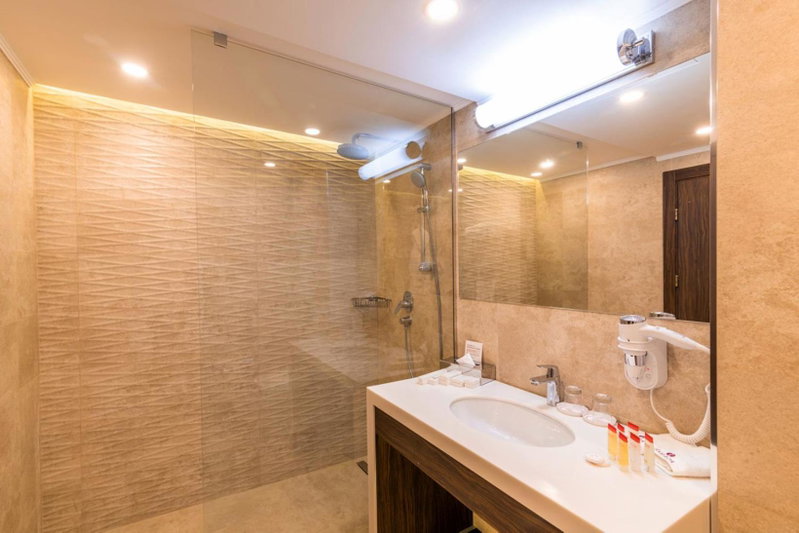 Ramada Hotel & Suites by Wyndham Yerevan, Yerevan, Армения