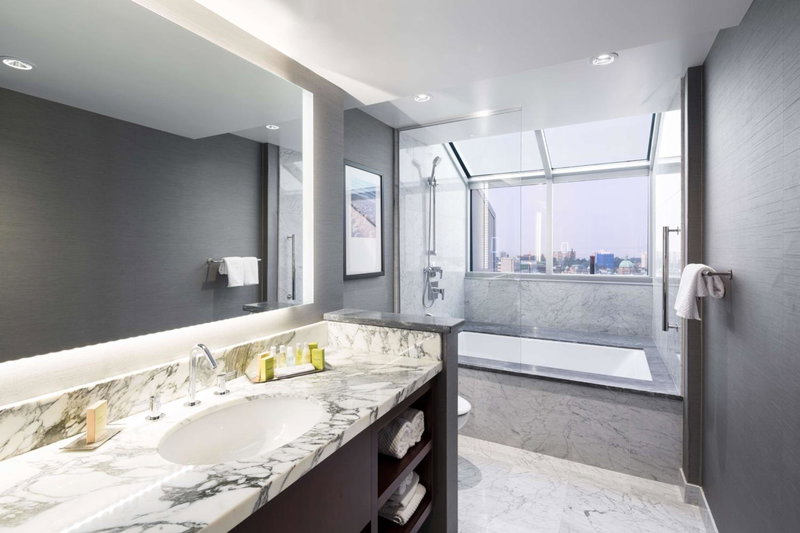DoubleTree by Hilton Hotel & Suites Victoria, Victoria, Canada