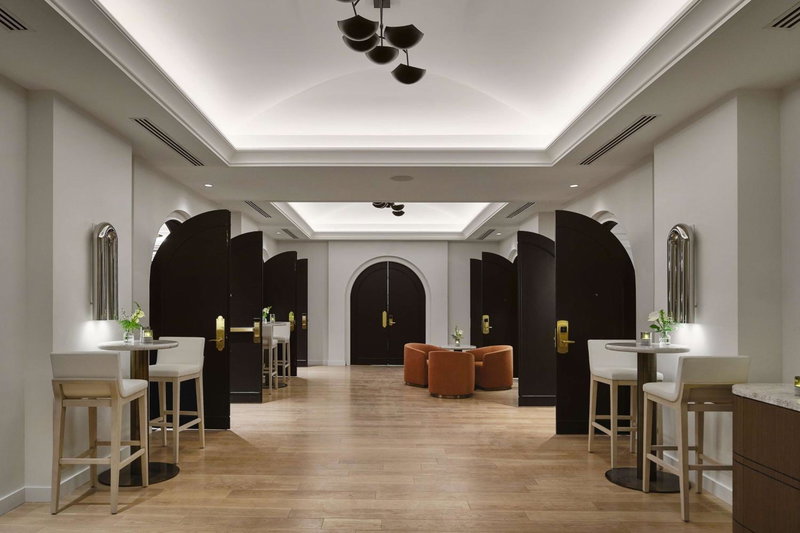 Vogue Hotel Montreal Downtown, Curio Collection by Hilton, Montreal, Канада